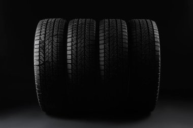 Siyah arka planda bir dizi kış lastiği