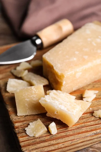 Τυρί Παρμεζάνα Μαχαίρι Ξύλινη Σανίδα Κοντινό Πλάνο — Φωτογραφία Αρχείου