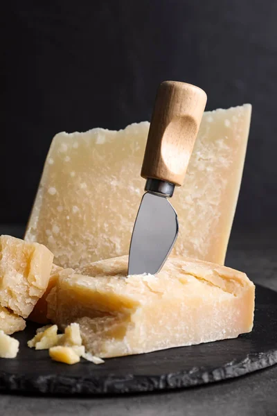 Τυρί Παρμεζάνα Μαχαίρι Γκρι Τραπέζι — Φωτογραφία Αρχείου