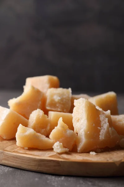 Τυρί Παρμεζάνα Ξύλινη Σανίδα Γκρι Τραπέζι Closeup — Φωτογραφία Αρχείου