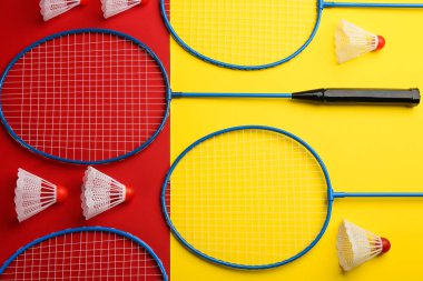 Badminton raketleri ve renkli arka planda mekik horozları, düz yatıyordu