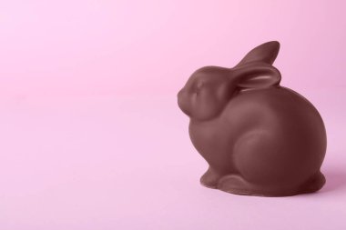 Pembe arka planda çikolatalı tavşan, mesaj için yer var. Paskalya kutlaması