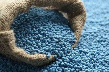 Torba ve granüler mineral gübresi, yakın plan.