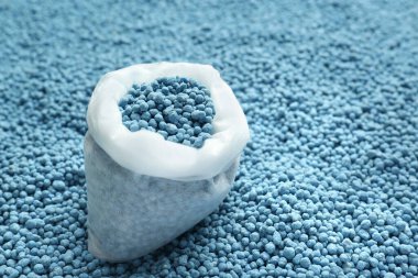 Torba ve granüler mineral gübresi, metin için alan ile yakın çekim