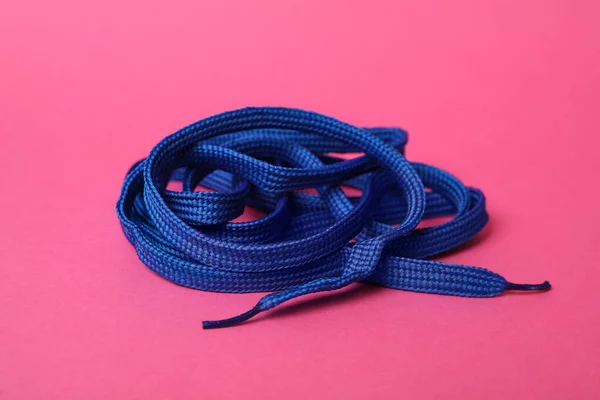 Blauwe Schoenkant Roze Achtergrond Stijlvol Accessoire — Stockfoto