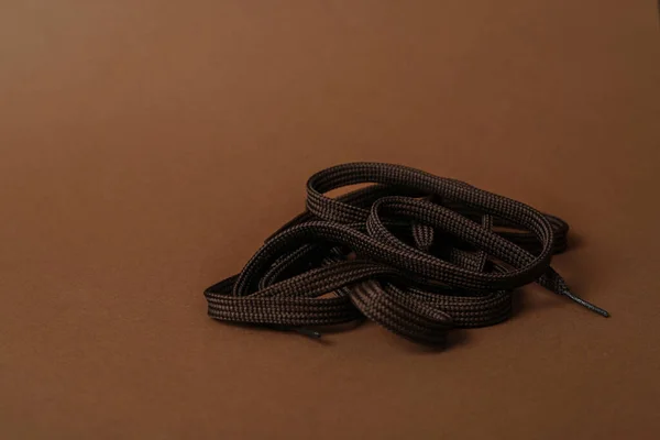 茶色の背景に暗い靴のレース テキストのスペース — ストック写真