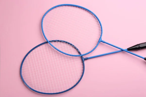 Badminton Rackets Roze Achtergrond Plat Lay — Stockfoto
