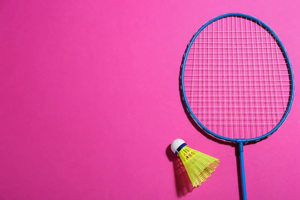 Badminton Racket Shuttlecock Roze Achtergrond Plat Lay Ruimte Voor Tekst — Stockfoto
