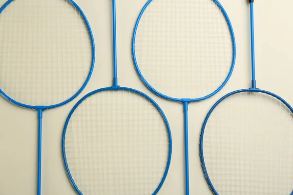 Badminton Rackets Light Background Flat Lay — Stock Photo, Image