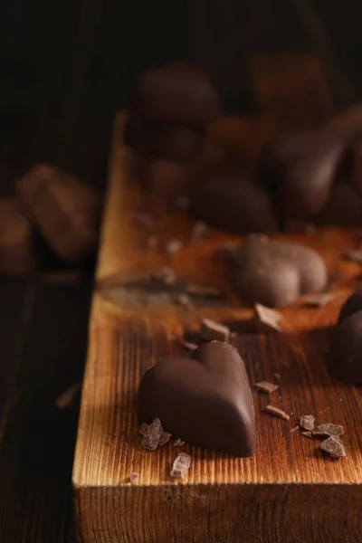 Beaux Bonbons Chocolat Forme Coeur Sur Panneau Bois Gros Plan — Photo