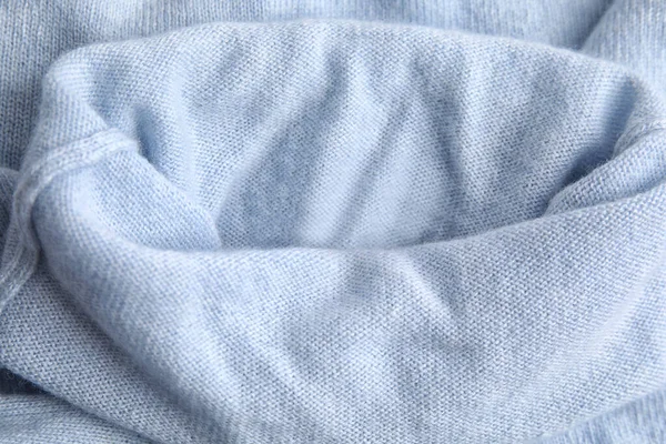 背景为温暖的浅蓝色羊绒毛衣 — 图库照片