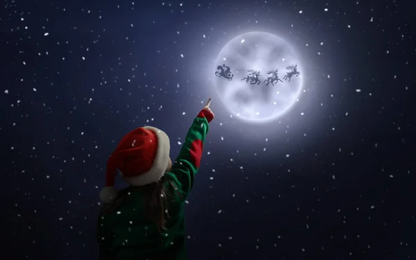 Linda Niña Mirando Santa Claus Con Renos Cielo Noche Luna — Foto de Stock