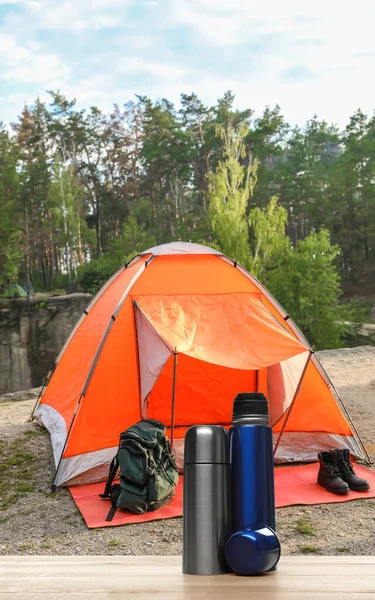 Garrafas Térmicas Modernas Livre Temporada Acampamento — Fotografia de Stock