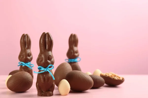 Conejitos Pascua Chocolate Con Arcos Huevos Sobre Mesa Madera Rosa —  Fotos de Stock