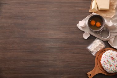 Paskalya pastası ve malzemeler ahşap masada, düz yerde. Metin için boşluk