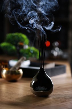 Tütsü çubukları yanan ahşap masa içinde.