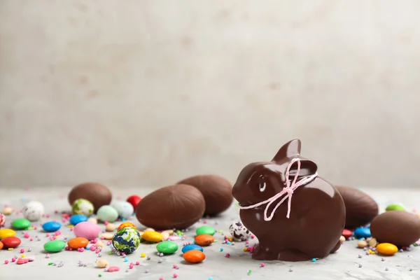 Schoko Osterhase Bonbons Und Eier Auf Hellgrauem Tisch Raum Für — Stockfoto