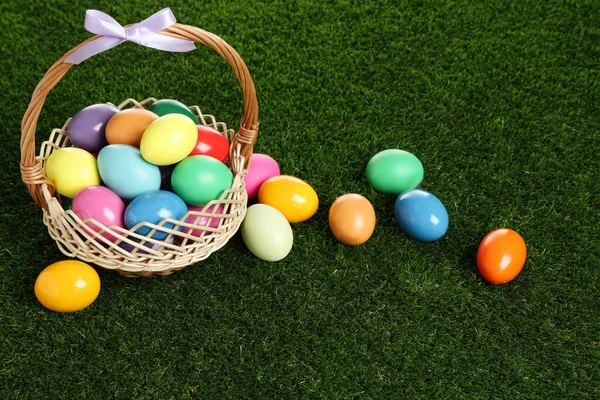 Cesta Mimbre Con Arco Huevos Pascua Pintados Brillantes Sobre Hierba — Foto de Stock