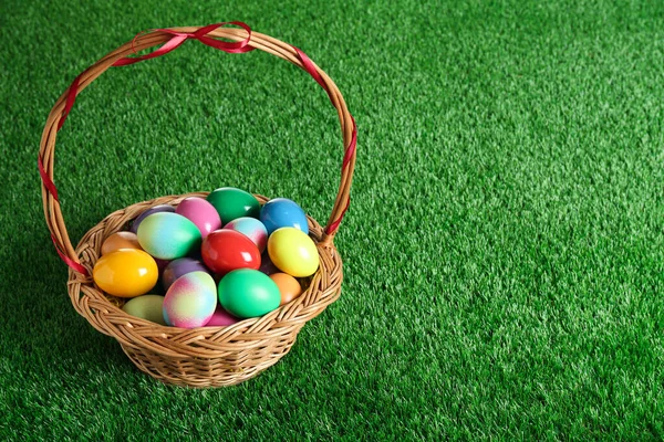 Cesta Mimbre Con Huevos Pascua Sobre Hierba Verde Espacio Para — Foto de Stock