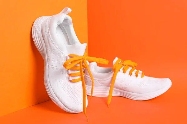 Stijlvolle Sneakers Met Schoenveters Oranje Achtergrond — Stockfoto