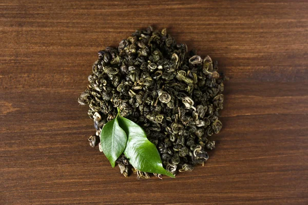 乾燥した緑茶のヒープは 木製のテーブルの上に葉 トップビュー — ストック写真