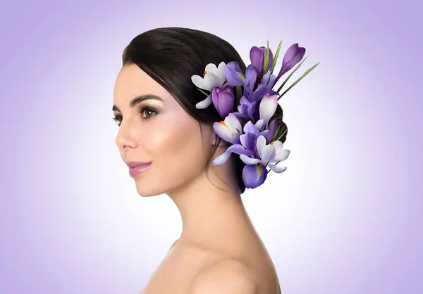 漂亮的女人戴着淡紫色背景的花做成的美丽的花环 — 图库照片