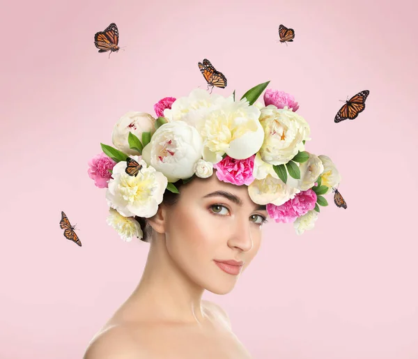 Vacker Kvinna Bär Vacker Krans Gjord Blommor Ljusrosa Bakgrund — Stockfoto