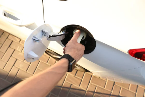 Hombre Insertando Enchufe Enchufe Del Coche Eléctrico Estación Carga Vista —  Fotos de Stock