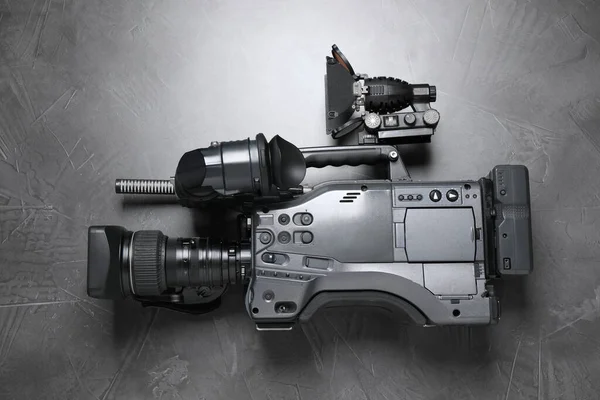 Moderne Videocamera Met Zaklamp Grijze Stenen Achtergrond Bovenaanzicht — Stockfoto