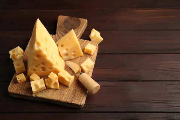 Lahodný Sýr Nůž Dřevěném Stole Mezera Pro Text — Stock fotografie