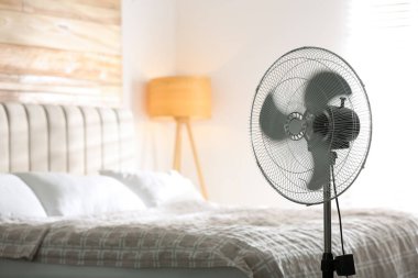 Yatak odasında modern elektrikli vantilatör. Metin için boşluk