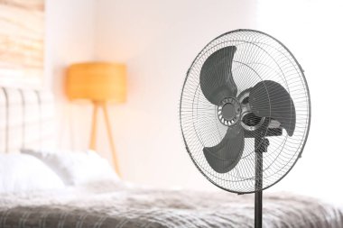 Yatak odasında modern elektrikli vantilatör. Metin için boşluk