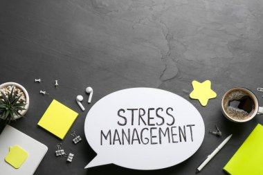 Siyah arkaplanda Stres Yönetimi cümlesinin yer aldığı konuşma balonu ışık kutusunun düz kompozisyonu. Metin için boşluk