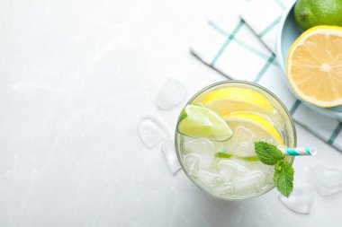 Lezzetli limonatanın düz kompozisyonu soda ve nane şekerli açık gri masa, yazı için yer. Taze yaz kokteyli.