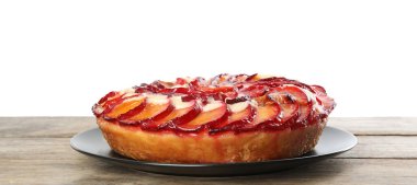 Beyaz arka planda ahşap masada lezzetli erikli kek.