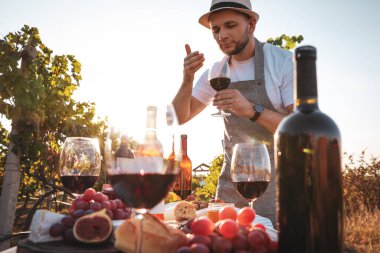 Güneşli bir günde şarap içen bir adam