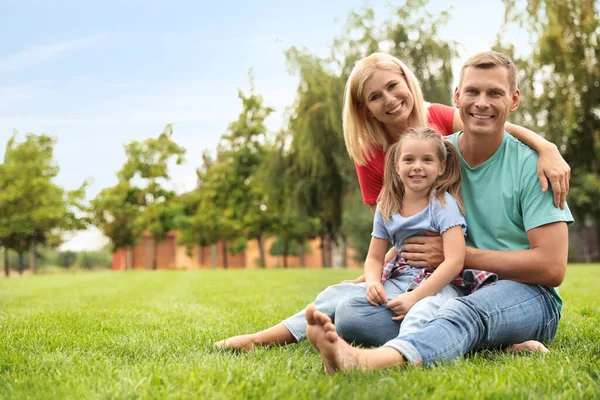 Lycklig Familj Tillbringa Tid Tillsammans Parken Solig Sommardag — Stockfoto