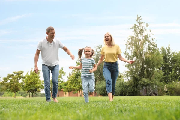 Gelukkige Familie Loopt Het Park Zomerdag — Stockfoto