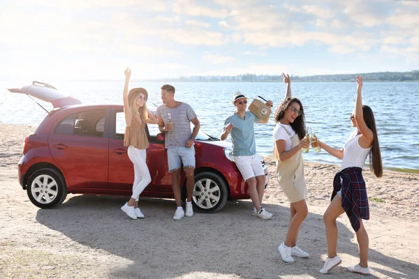 Glückliche Freunde Die Sich Der Nähe Des Autos Strand Amüsieren — Stockfoto