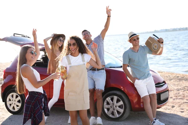 Amigos Felices Divirtiéndose Cerca Del Coche Playa Viaje Verano —  Fotos de Stock