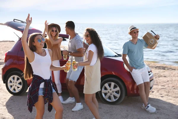 Glückliche Freunde Die Sich Der Nähe Des Autos Strand Amüsieren — Stockfoto