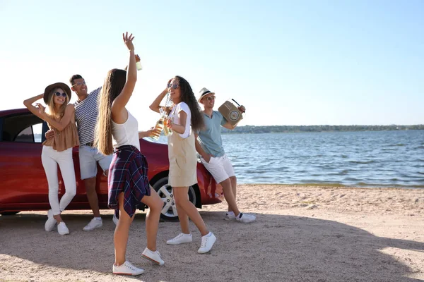 Glückliche Freunde Die Sich Der Nähe Des Autos Strand Amüsieren — Stockfoto