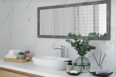 Modern banyo içinde şık bir ayna ve kap lavabosu var.