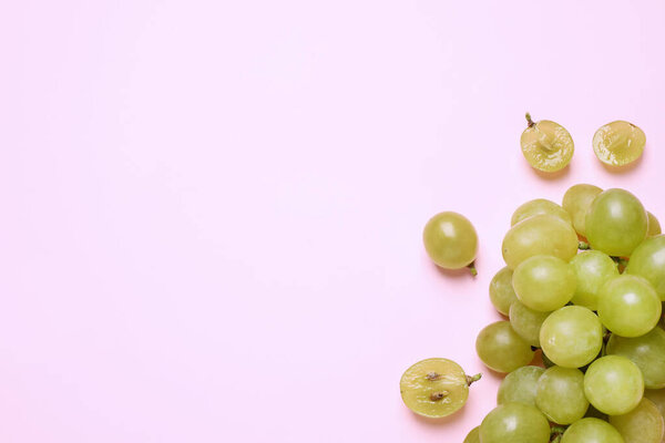 Спелый зеленый виноград на розовом фоне, плоский лежал. Пространство для текста