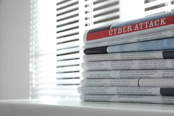 Gazete Başlıkları Cyber Saldırı Beyaz Masa Kapalı Istiflenmiş Metin Için — Stok fotoğraf