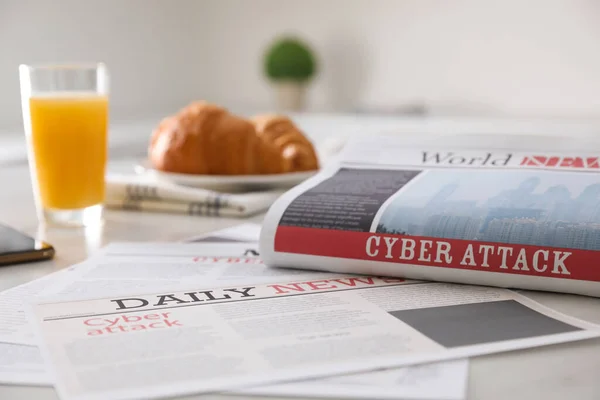 Gazete Başlıkları Cyber Saldırı Kapalı Masa Üzerinde — Stok fotoğraf
