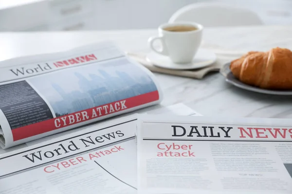 Başlıklı Gazeteler Cyber Çerideki Masaya Saldırıyor — Stok fotoğraf