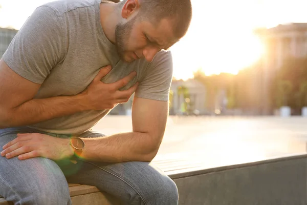 Hombre Teniendo Ataque Corazón Calle Ciudad —  Fotos de Stock