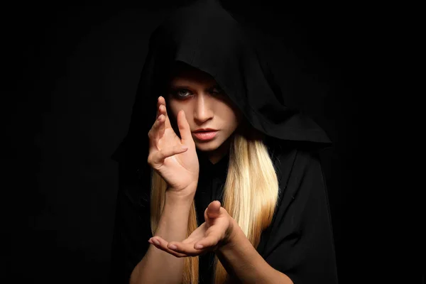 Bruxa Manto Preto Sobre Fundo Escuro Personagem Fantasia Assustadora — Fotografia de Stock