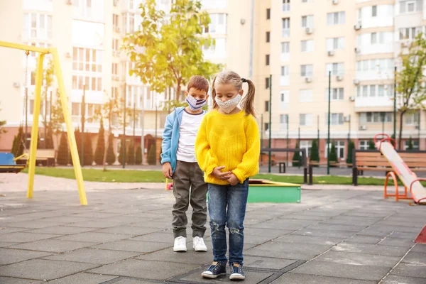 Niños Pequeños Con Máscaras Faciales Médicas Patio Recreo Durante Cuarentena — Foto de Stock